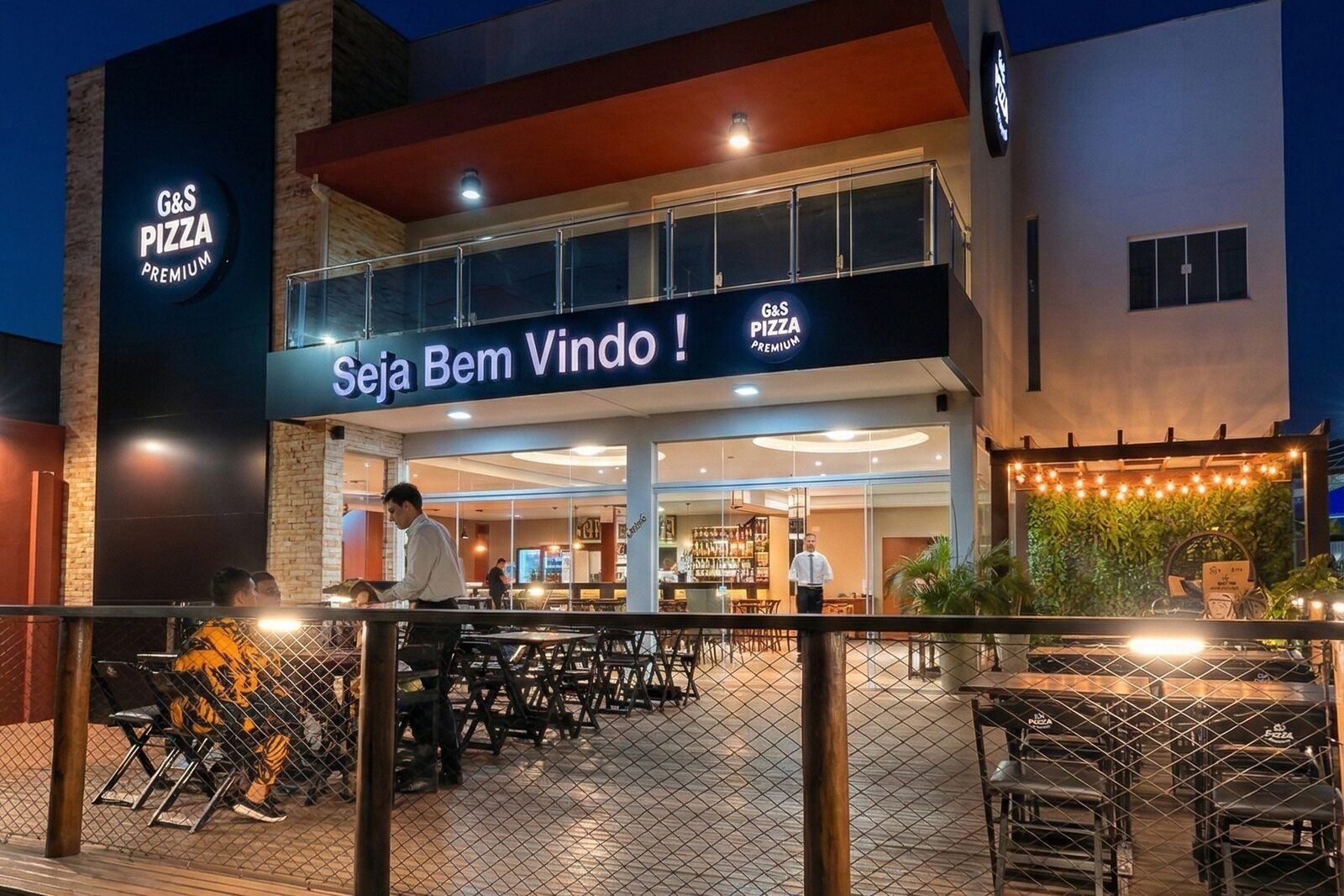 Fachada da G&S Pizzaria e Restaurante à noite